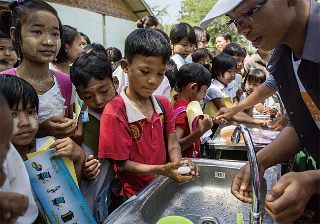 미얀마 초등학생들이 교사의 지시에 따라 비누로 손을 씻고 있다. ⓒphoto UNICEF