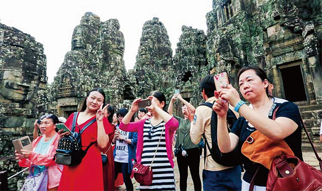 중국인 관광객들이 캄보디아의 앙코르와트에서 사진을 찍고 있다. ⓒphoto Khmer Times