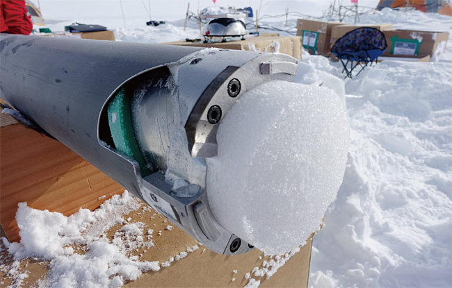 안진호 교수 연구실의 한상영 연구원이 남극(Tourmaline Plateau)에서 2018년 12월 극지연구소와 함께 시추해 얻은 빙하코어. ⓒphoto 한상영