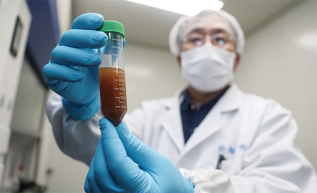 중국 상하이에 본사를 둔 생명공학 회사인 스테미르나 세러퓨틱스의 한 연구원이 코로나19 백신 실험을 하고 있다. ⓒphoto 뉴시스