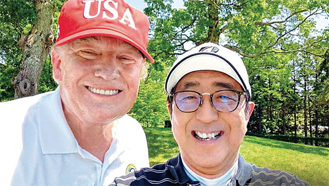 지난해 5월 일본을 국빈방문한 트럼프 대통령(왼쪽)이 골프장에서 아베 총리와 찍은 셀카. ⓒphoto 아베 트위터