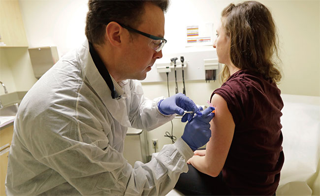 미국 시애틀에 위치한 카이저퍼머넌트 워싱턴보건연구소의 코로나19 백신 개발을 위한 첫 임상시험. ⓒphoto 뉴시스