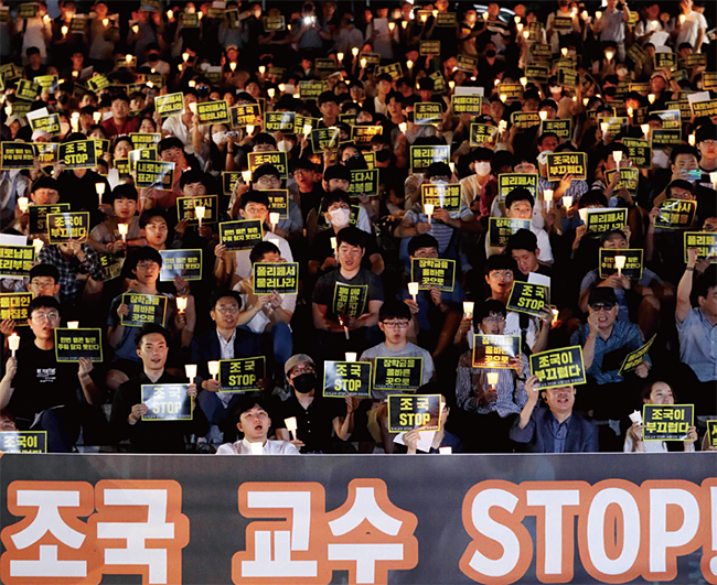 지난해 8월 28일 서울대학교 아크로광장 인근에서 열린 ‘조국 교수 STOP! 제2차 서울대인 촛불집회’에서 서울대학교 대학생들을 비롯한 참가자들이 촛불을 들고 있다. ⓒphoto 뉴시스