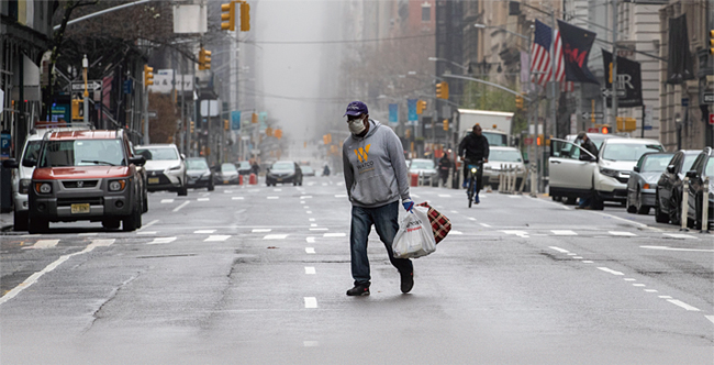 지난 3월 29일 마스크를 쓴 한 남자가 텅 빈 뉴욕 맨해튼 5번가를 걷고 있다. ⓒphoto 뉴시스