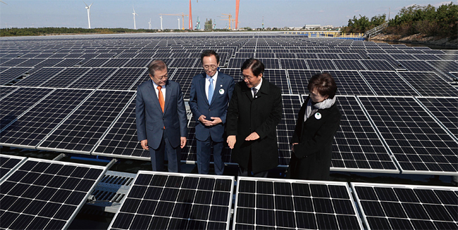 2018년 10월 30일 문재인 대통령(맨 왼쪽)이 새만금 재생에너지 비전선포식 후 전북 군산시 유수지 수상 태양광 시설을 돌아보고 있다. ⓒphoto 뉴시스