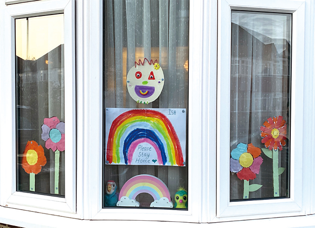 런던의 한 집 유리창에 아이들이 그려놓은 무지개 그림이 걸려 있다. 희망을 상징하는 무지개는 NHS 종사자들에 대한 고마움도 상징한다. ⓒphoto 권석하