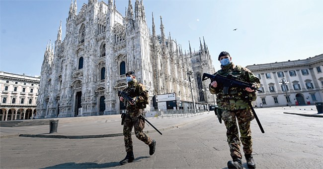 코로나19 확산을 막기 위해 봉쇄령이 발동 중인 이탈리아 밀라노에서 지난 4월 5일(현지시각) 군인들이 두오모 대성당 앞 광장을 순찰하고 있다. ⓒphoto 뉴시스