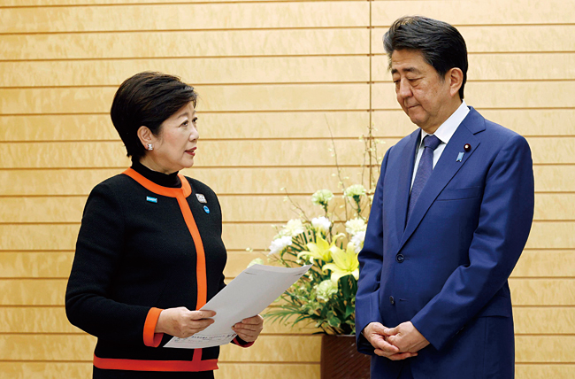 지난 3월 26일 총리 관저에서 아베 총리와 함께 코로나19 사태에 관해 의견을 나누고 있는 고이케 유리코 도쿄 도지사. ⓒphoto 뉴시스