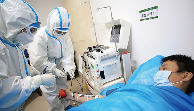지난 3월 2일 중국 후난성 헝양에 위치한 난화대학부속병원 의료진이 코로나19 완치자의 혈장을 채취하고 있다. ⓒphoto 뉴시스