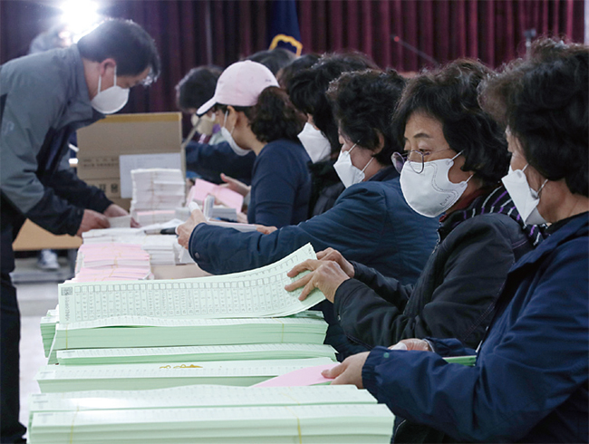 제21대 국회의원 선거 D-8인 지난 4월 7일 서울 당산동 영등포구선거관리위원회 회의실에서 직원들이 투표용지 검수를 하고 있다. ⓒphoto 뉴시스