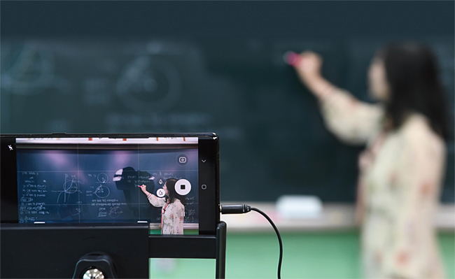 서울의 한 고등학교에서 온라인 개학을 맞아 수업을 녹화하고 있는 교사의 모습. ⓒphoto 뉴시스