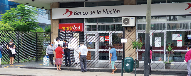 국가 보조금을 타기 위해 은행 영업시간 이전부터 긴 줄을 이루고 있는 리마 시민들의 모습.