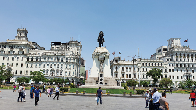 리마 역사지구에 있는 산 마르틴 광장과 산 마르틴 청동 기마상.