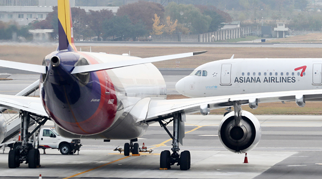서울 강서구 김포공항 국내선청사에서 아시아나 항공 여객기가 이착륙하고 있다. ⓒphoto 뉴시스