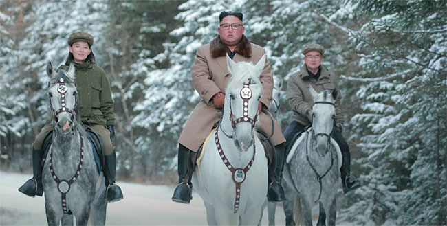 김정은 북한 국무위원장이 백마를 타고 백두산에 올랐다고 조선중앙TV가 지난해 10월 16일 보도한 사진. 김여정(왼쪽)·조용원 노동당 제1부부장(오른쪽)이 동행했다. ⓒphoto 뉴시스