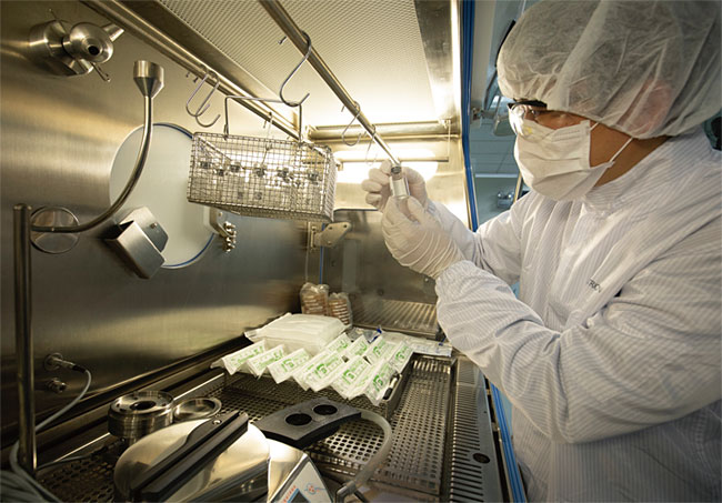셀트리온 연구진이 코로나19 항체 치료제 개발에 몰두하는 모습. ⓒphoto 셀트리온