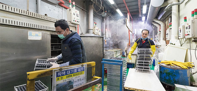 경기도 안산시의 한 제조업체에서 일하고 있는 이주노동자들의 모습. ⓒphoto 김지호 조선일보 기자