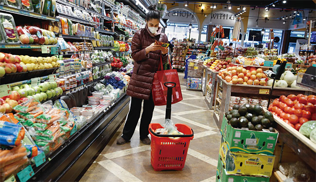 코로나19 사태 이후 식료품 소비가 증가한 것으로 조사되고 있다. 사진은 뉴욕 맨해튼의 한 식료품점. ⓒphoto 뉴시스