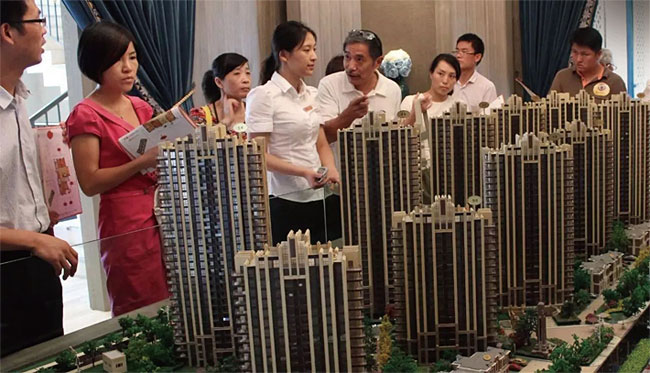 아파트 모델하우스를 둘러보고 있는 중국 부동산 구매자들. ⓒphoto 바이두