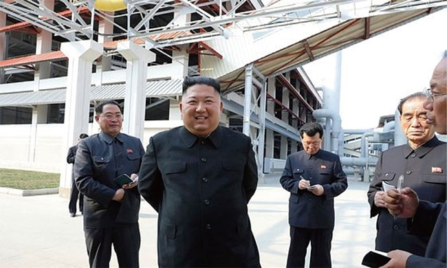김정은이 지난 5월 1일 완공된 평남 순천 인비료공장을 둘러보고 있다. ⓒphoto 노동신문