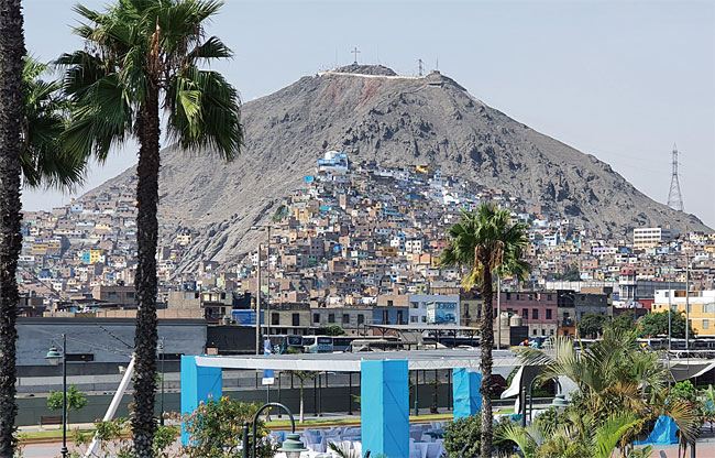 대표적인 달동네 빈민 지역의 모습. 페루 대통령궁에서 도보로도 갈 수 있는 거리지만 절대 그래서는 안 되는 매우 위험한 지역이다.