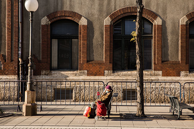 마스크를 쓰고 거리에 나와 일광욕을 하는 크로아티아 시민. ⓒphoto 이경민
