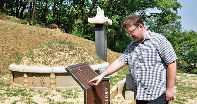 지난 5월 4일 망우리공원 묘원에 있는 조봉암 묘소(경기도 구리시 소재)를 찾은 표도르 째르치즈스키 국민대 선임연구원. ⓒphoto 한준호 영상미디어 기자