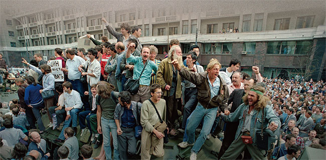 1991년 8월 19일 고르바초프 정권을 무너뜨린 8월 쿠데타를 반기는 모스크바 시민들. ⓒphoto 뉴시스