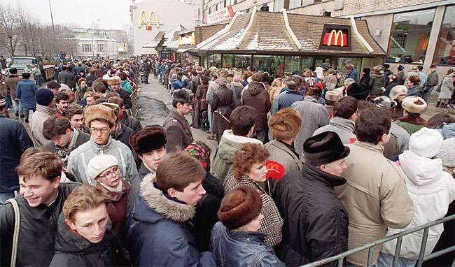 1989년 모스크바에 처음 문을 연 맥도날드 매장 앞의 인파들. ⓒphoto gminder.com
