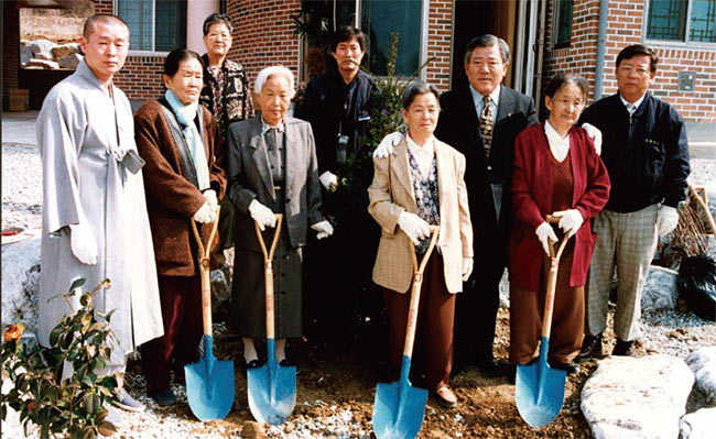 나눔의 집 준공식에 참석한 심미자 할머니(앞줄 왼쪽에서 세 번째). ⓒphoto 박영길 전 경기도의회 의원