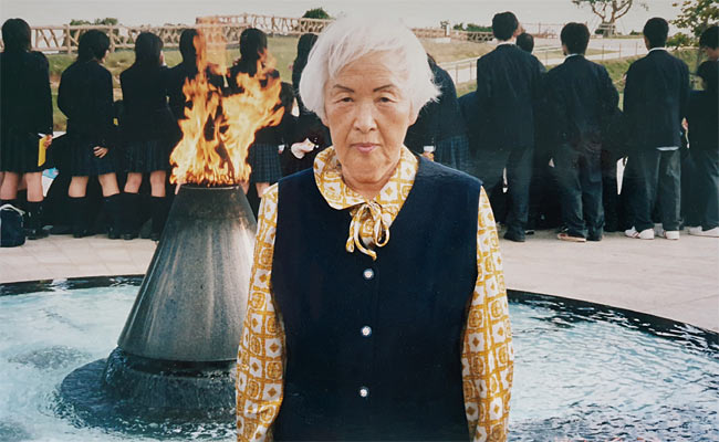 2003년 아시아여성기금 원탁회의 참석 후 밖을 돌아보고 있는 심미자 할머니.