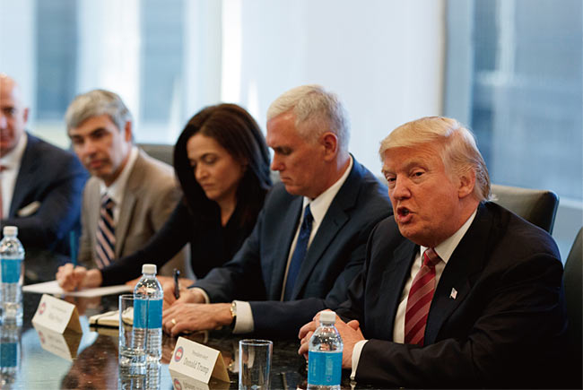 2016년 12월 14일(현지시각) 당시 대통령 당선인 신분이었던 도널드 트럼프 미 대통령(오른쪽)이 아마존, 페이스북 등 IT기업 리더들과 만났다. ⓒphoto 뉴시스