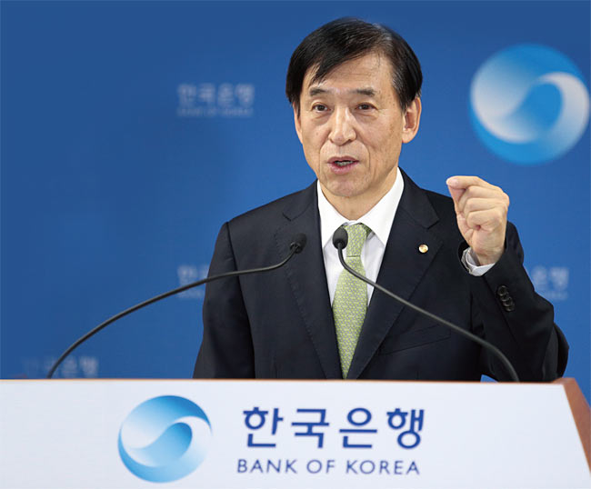 지난 4월 9일 통화정책 방향에 대해 설명하고 있는 한국은행 이주열 총재. ⓒphoto 뉴시스·한국은행