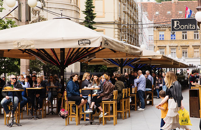 자그레브 츠베트니 광장앞 카페거리에 나와 커피를 즐기는 크로아티아 사람들. ⓒphoto 이경민
