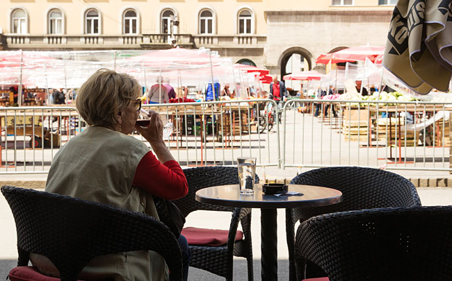 자그레브 돌라츠 시장 앞 카페에서 휴식하고 있는 크로아티아 어르신 ⓒphoto 이경민