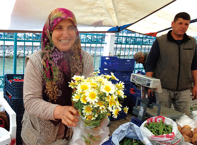 파자르에서 들꽃을 파는 여성. 한 다발에 200원이다.