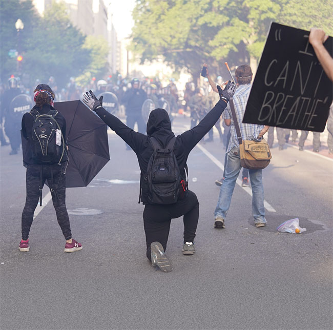 지난 6월 1일(현지시각) 미 워싱턴DC 백악관 인근에서 조지 플로이드의 죽음에 항의하는 시위대가 경찰 앞에 무릎을 꿇어 보이며 대치하고 있다. ⓒphoto 뉴시스