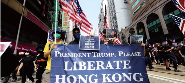 지난해 9월 홍콩 시민들이 트럼프 대통령에게 홍콩을 해방시켜 달라고 하는 플래카드를 들고 시위하고 있다. ⓒphoto HKFP