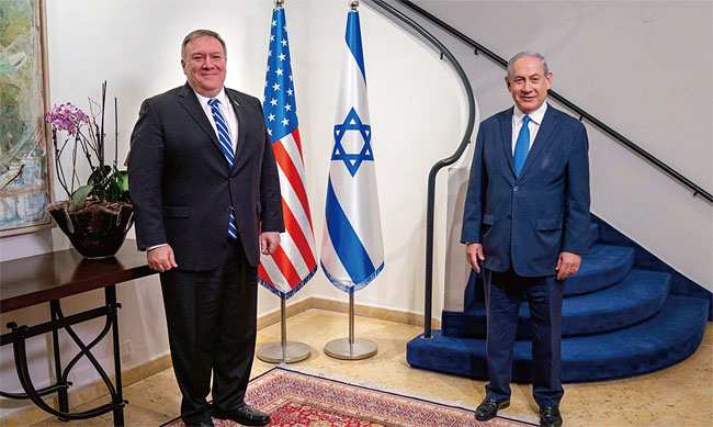 지난 5월 13일 폼페이오 미국 국무장관과 네타냐후 이스라엘 총리(오른쪽)가 회담 전 사진 촬영을 하고 있다. ⓒphoto 미 국무부