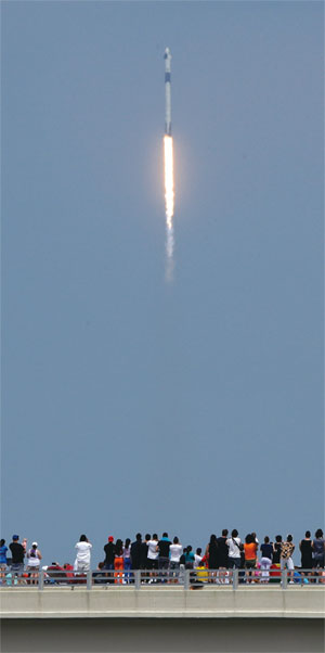 지난 5월 30일 미국 플로리다 케네디우주센터에서 발사된 스페이스X의 ‘팰컨9’. 5월 31일 국제우주정거장 도킹에 성공해 민간 우주비행의 새 역사를 썼다. ⓒphoto 뉴시스