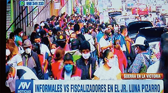 엄청난 인파가 쏟아져 나온 빈민촌 지역의 모습이 연일 페루 TV에 보도되고 있다.
