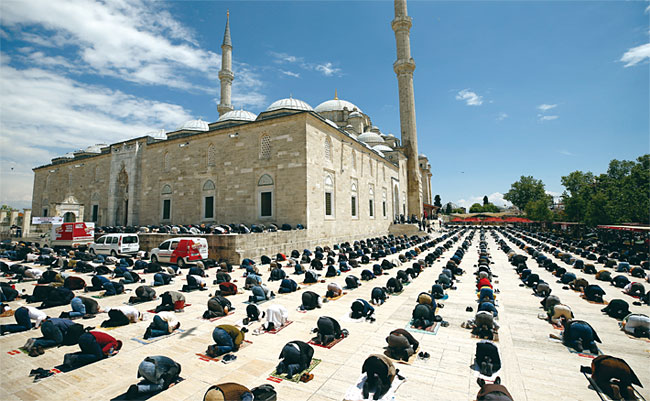 지난 5월 29일 이스탄불 페이스 모스크에서 마스크를 쓴 신자들이 기도하고 있다. ⓒphoto 뉴시스