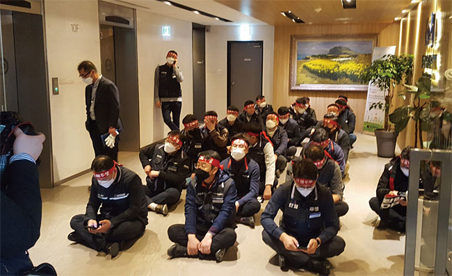지난 4월 14일 한국기업데이터 지부 노조원들과 한국노총 금융노조 조합원들이 사장실 앞 복도에서 점거 농성을 벌이고 있다.