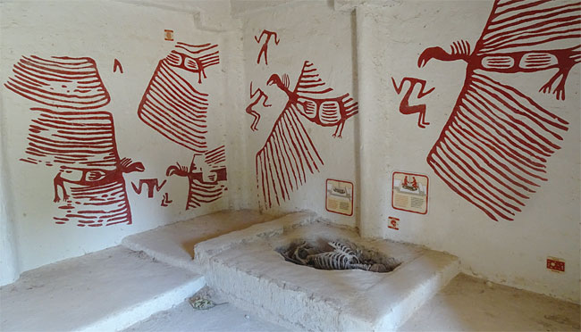 차탈회위크 유적지의 벽화. 새가 인간의 머리를 뜯어먹은 듯한 모습이 그려져 있다.