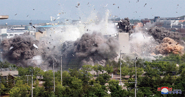 북한이 지난 6월 18일 남북공동연락사무소를 폭파하고 있다. ⓒphoto 연합