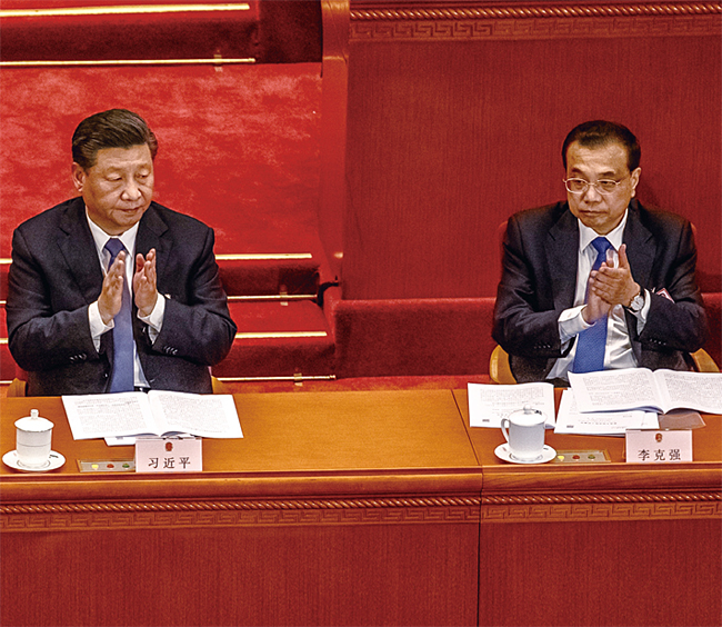 지난 5월 25일 베이징 인민대회당에서 열린 전인대에 참석한 시진핑 주석(왼쪽)과 리커창 총리. ⓒphoto 연합