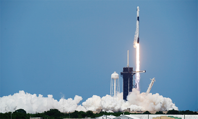 지난 5월 30일(현지시각) 미국의 항공우주기업 스페이스X의 첫 민간 유인우주선 팰컨9 로켓이 발사되고 있다. ⓒphoto 뉴시스