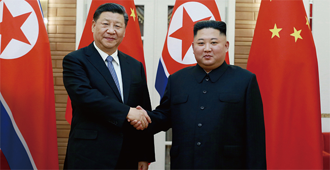 시진핑 중국 국가주석(왼쪽)이 지난해 6월 20일 평양에서 열린 북·중 정상회담에 앞서 김정은 북한 국무위원장과 악수하고 있다. ⓒphoto 연합