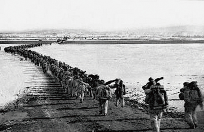 중국군 병사들이 1950년 10월 북한을 지원하기 위해 압록강을 건너고 있다. ⓒphoto 위키피디아