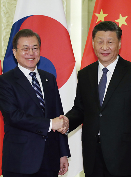 문재인 대통령(왼쪽)과 시진핑 중국 국가주석이 지난해 12월 23일 베이징 인민대회당에서 정상회담 전 악수하고 있다. ⓒphoto 연합
